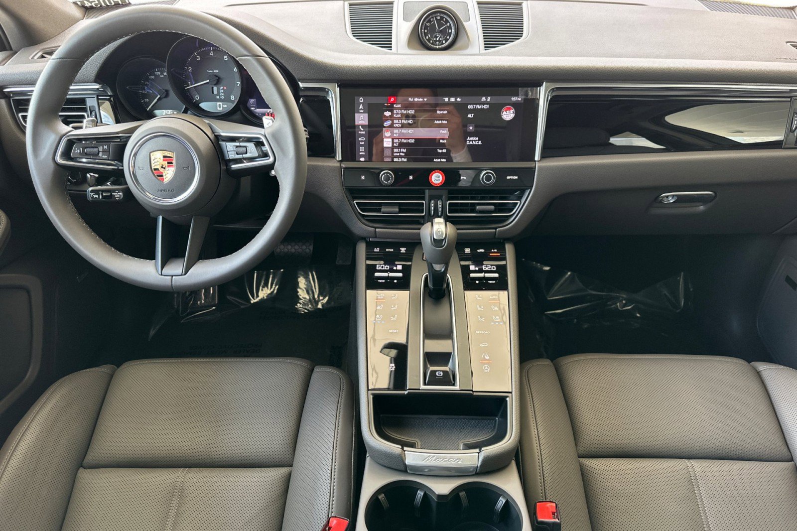 Certified 2026 Porsche Macan AWD/4WD image 6