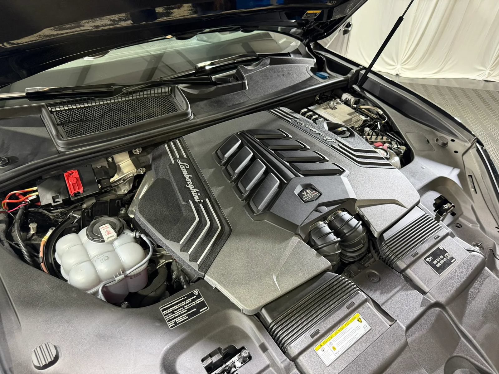 Used 2025 Lamborghini Urus SE AWD/4WD image 34
