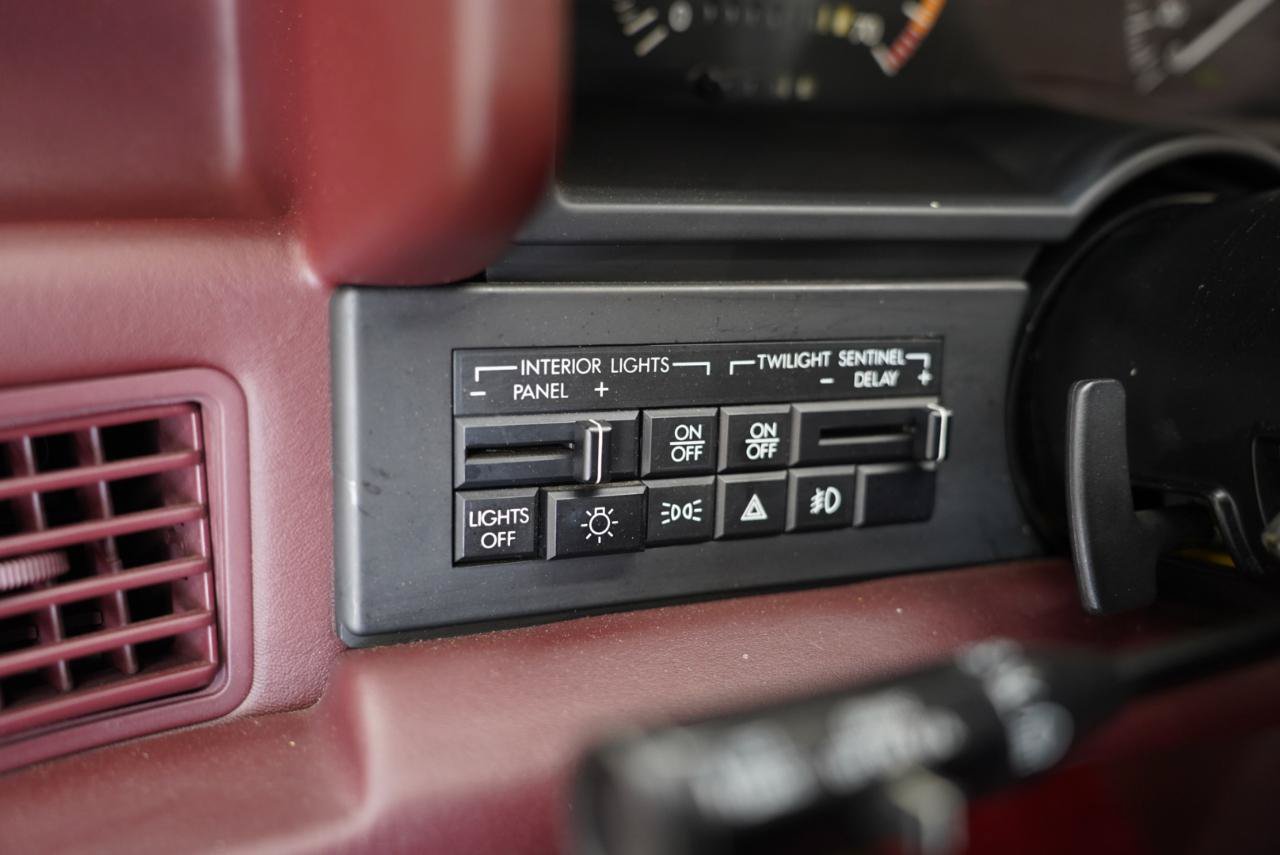 Used 1993 Cadillac Allante FWD image 20