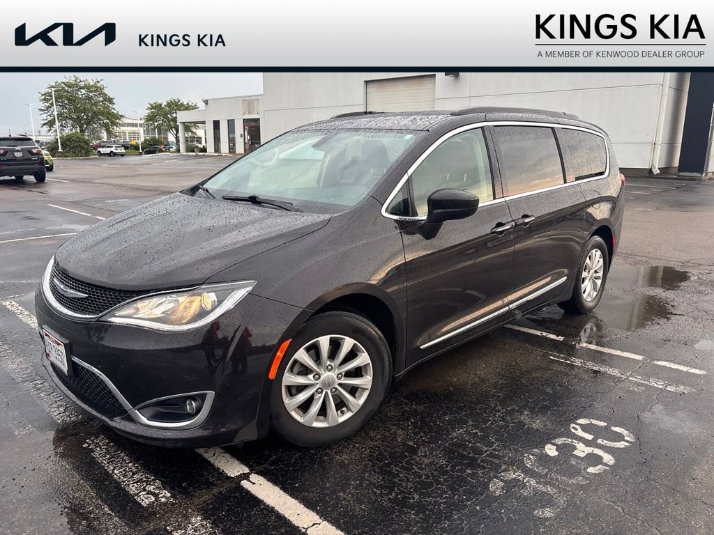 Used 2017 Chrysler Pacifica Touring-L FWD image 2