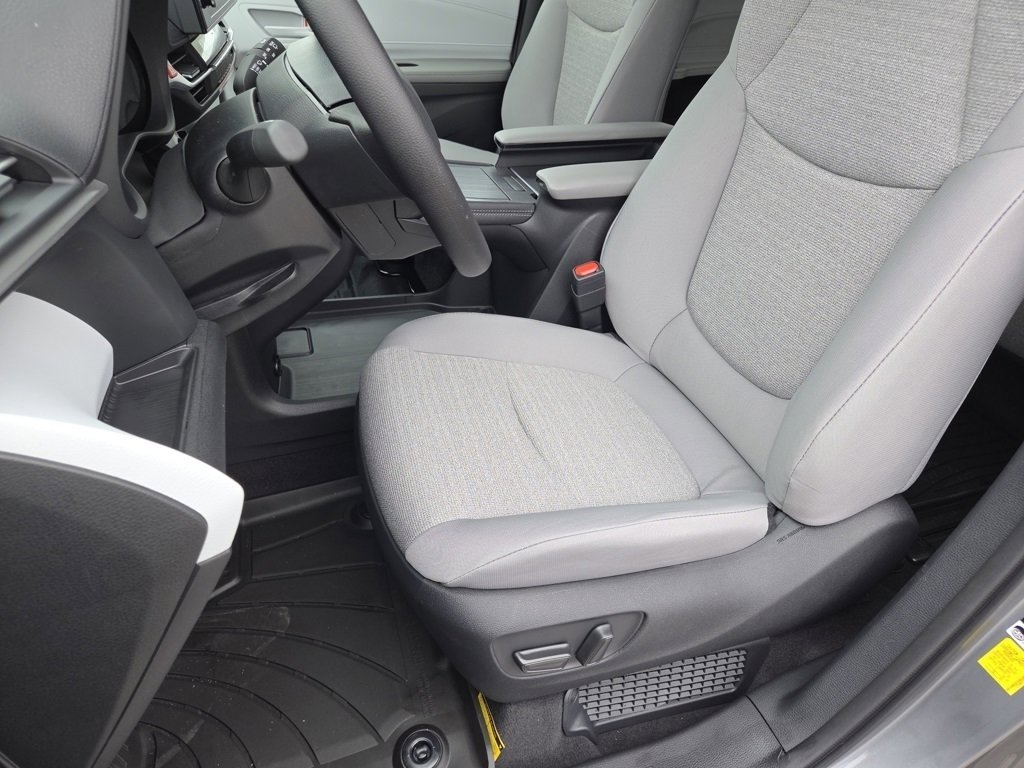 New 2026 Toyota Sienna LE image 5