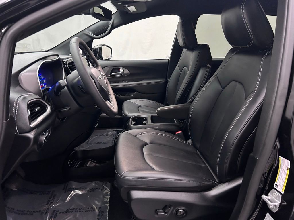 Used 2025 Chrysler Pacifica Select image 12