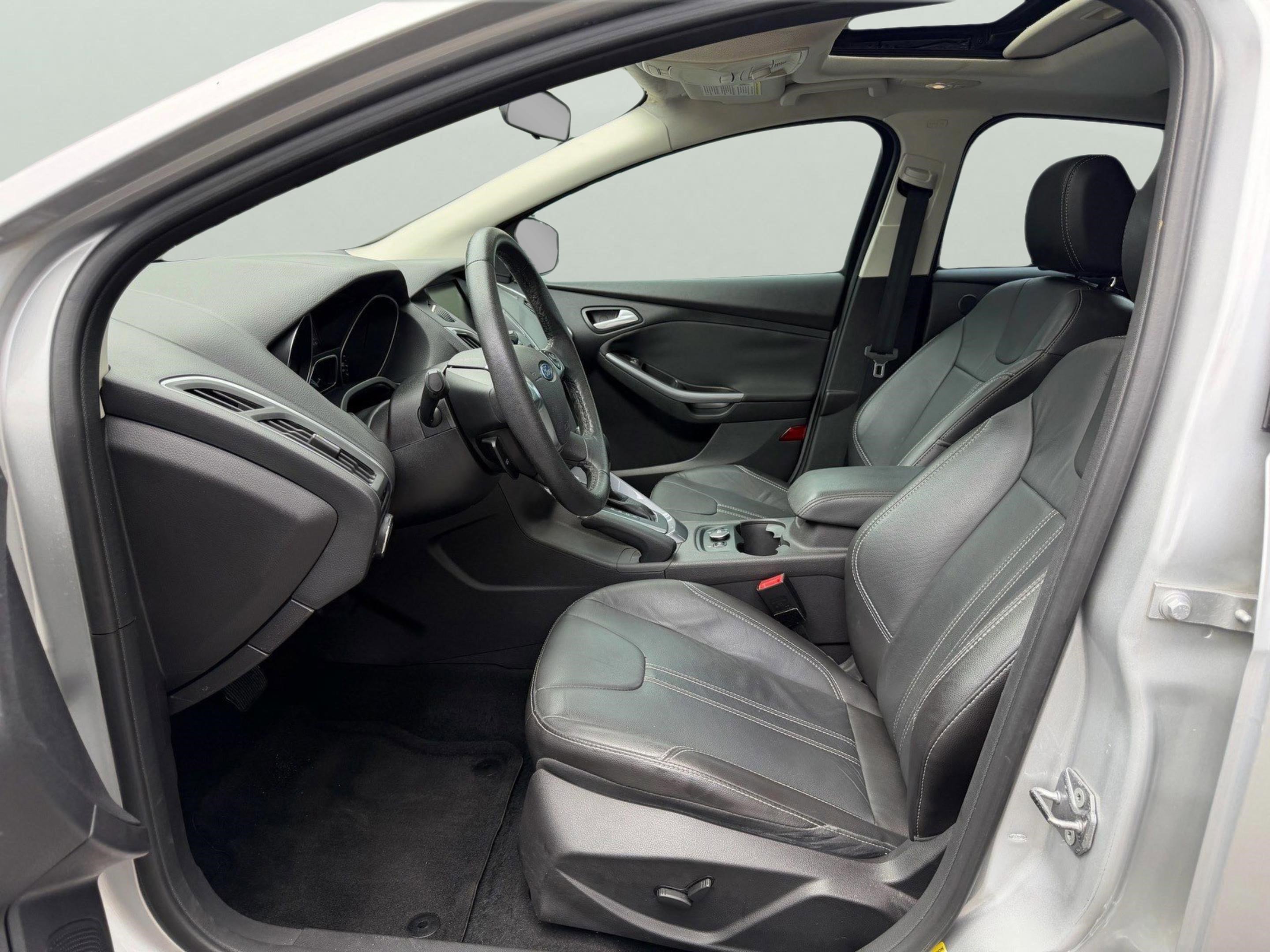 Used 2014 Ford Focus Titanium FWD image 9