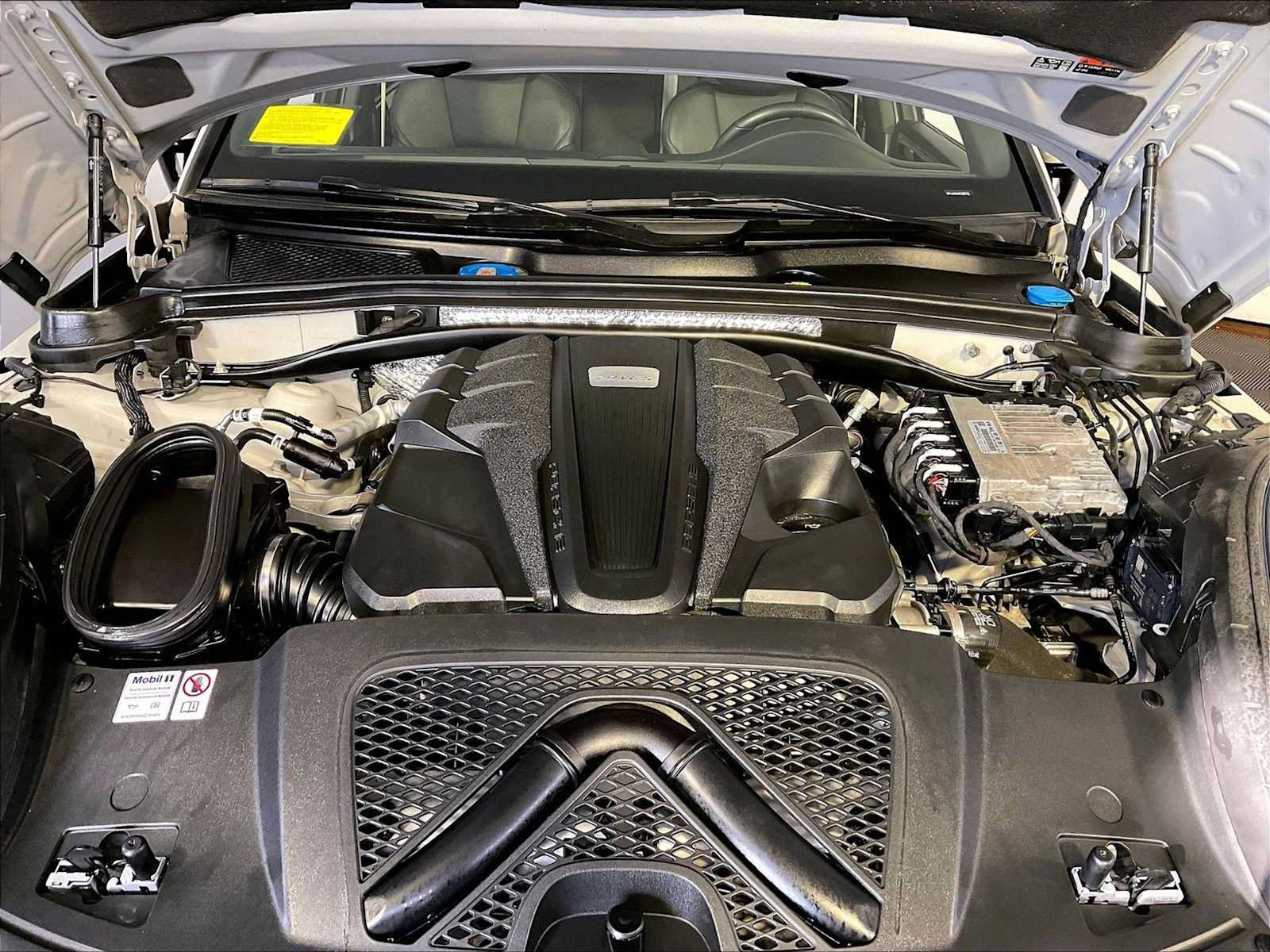Certified 2024 Porsche Macan S AWD/4WD image 32