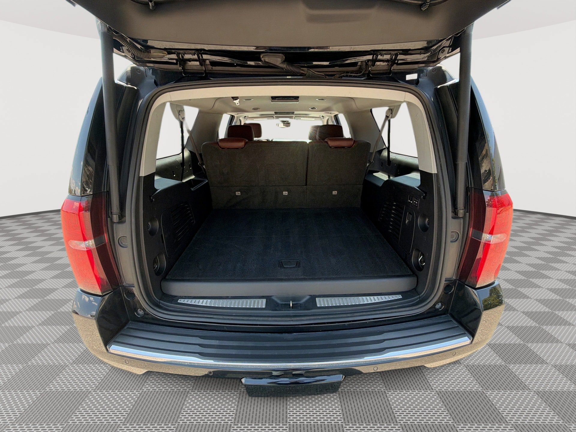 Used 2019 Chevrolet Suburban Premier w/ Premier Plus Edition AWD/4WD image 22