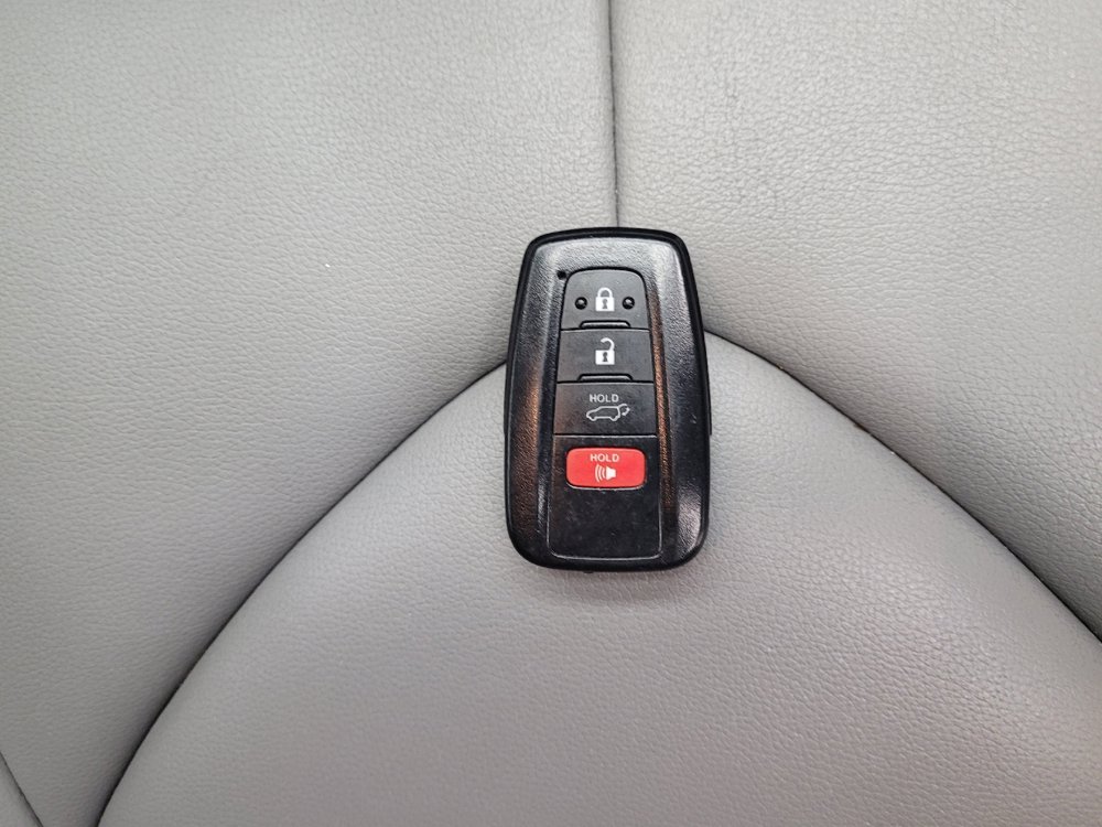 Used 2021 Toyota Highlander XLE FWD image 32