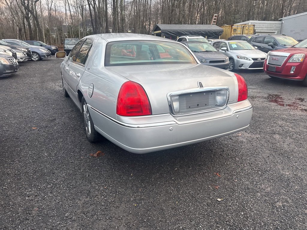 Used 2005 Lincoln Town Car Signature Limited image 15