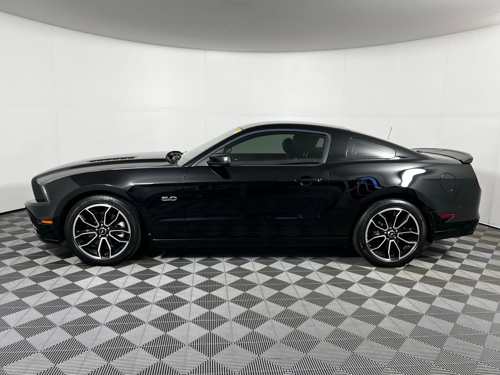 Used 2013 Ford Mustang GT Premium w/ Electronics Pkg RWD image 7