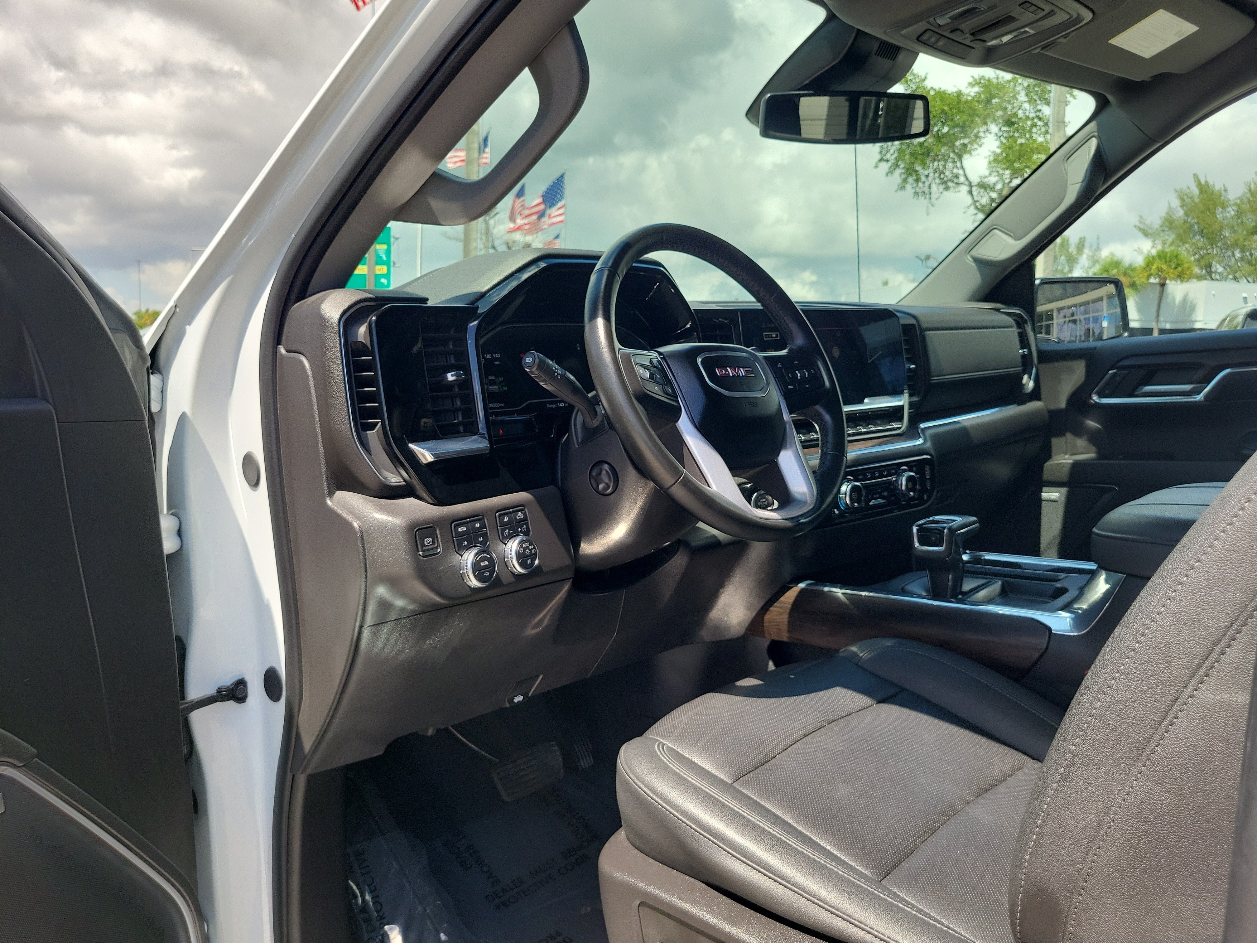 Used 2024 GMC Sierra 1500 SLT w/ SLT Premium Plus Package AWD/4WD image 9