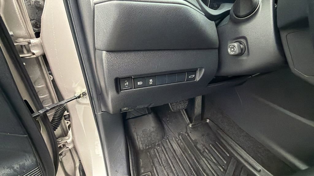 Used 2021 Toyota Venza XLE w/ Carpet Mat Package (TMS) image 30