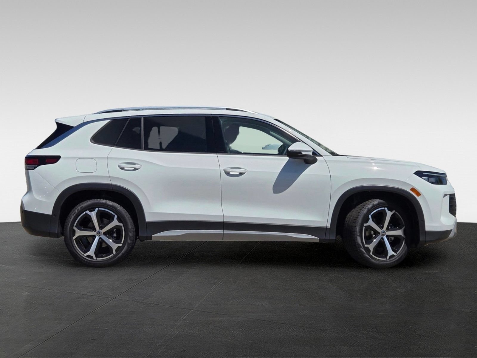 New 2026 Volkswagen Tiguan SE FWD image 3