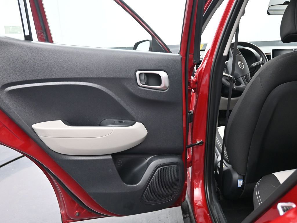 Used 2025 Hyundai Venue SEL image 19