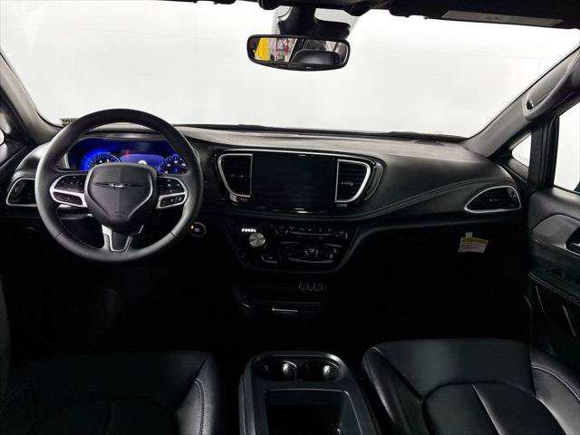 Certified 2025 Chrysler Pacifica Select AWD/4WD image 13