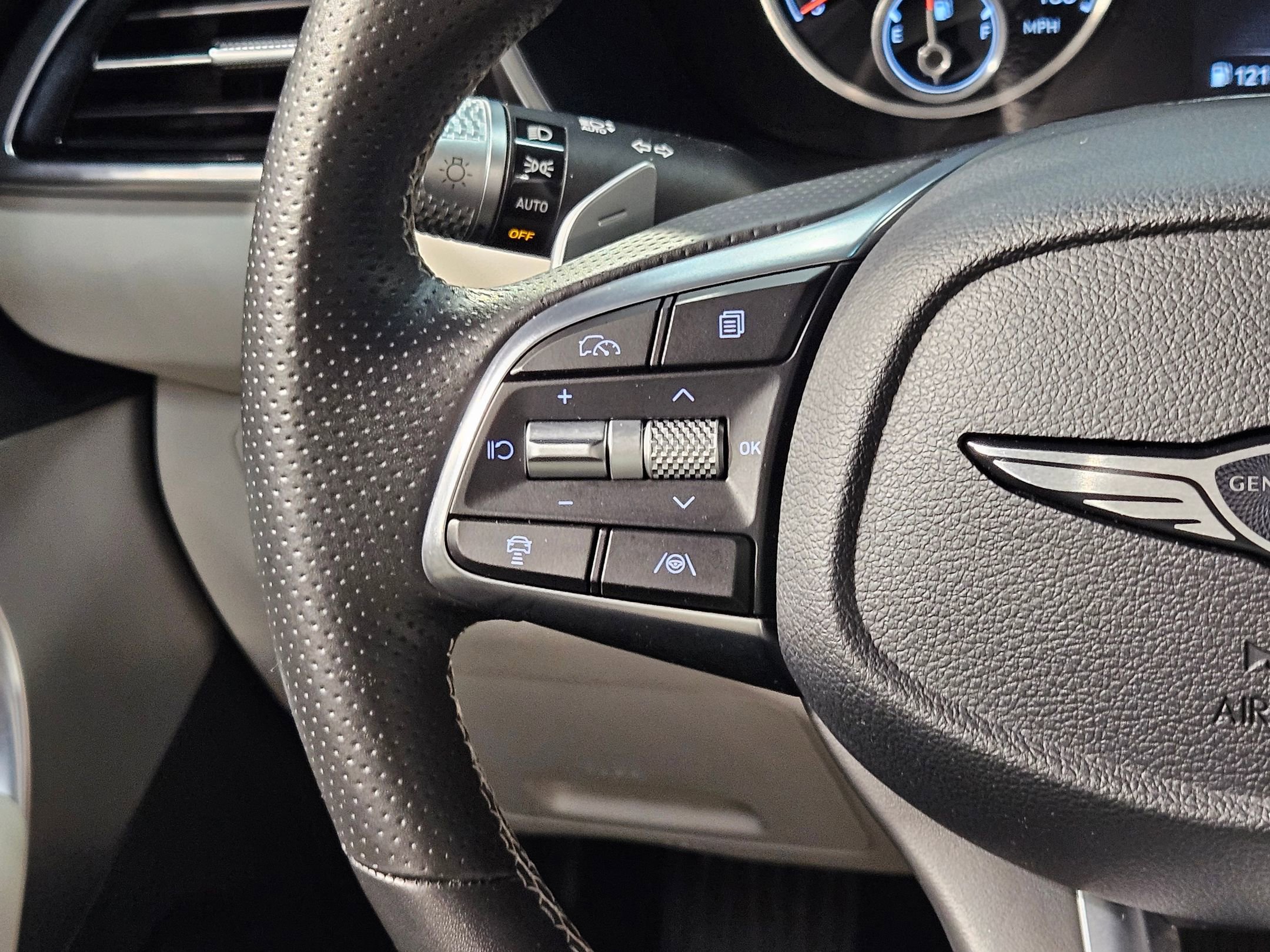 Used 2025 Genesis G70 2.5T RWD image 27