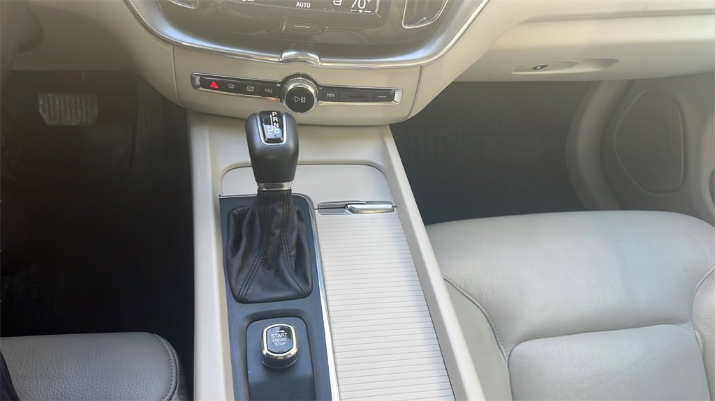 Used 2018 Volvo XC60 T5 Momentum w/ Vision Package image 23