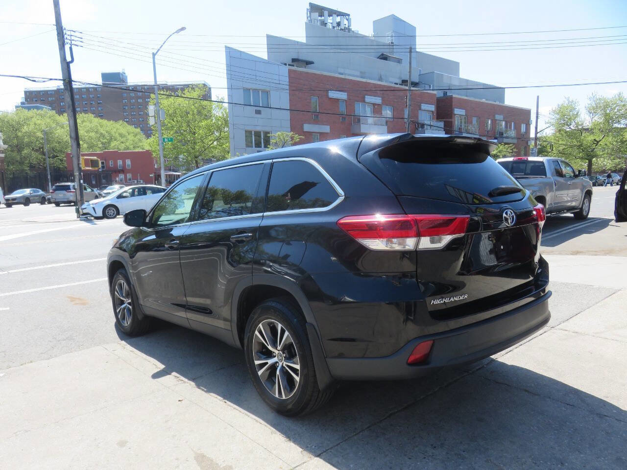 Used 2019 Toyota Highlander LE AWD/4WD image 5