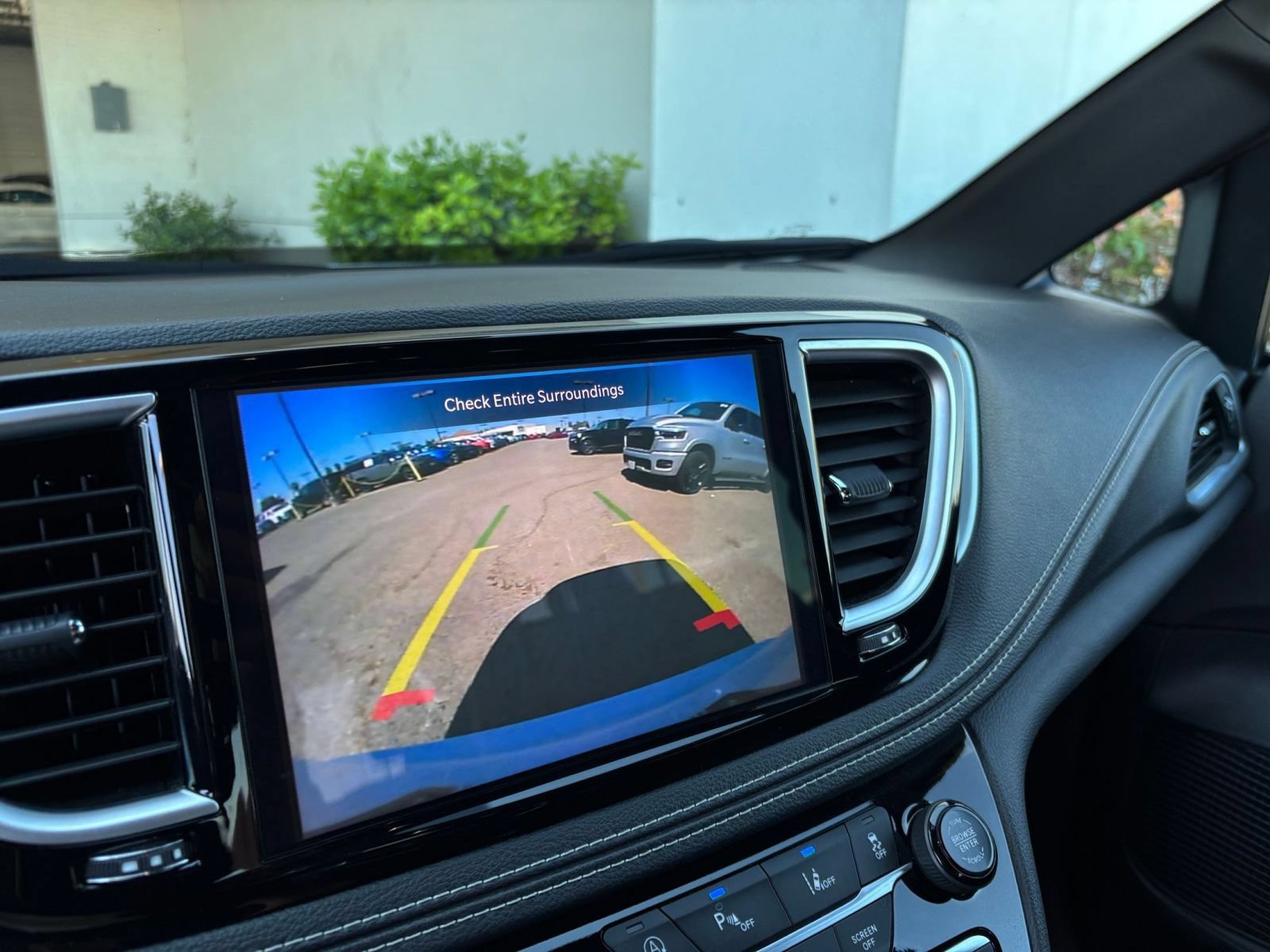 Used 2025 Chrysler Pacifica Limited FWD image 26