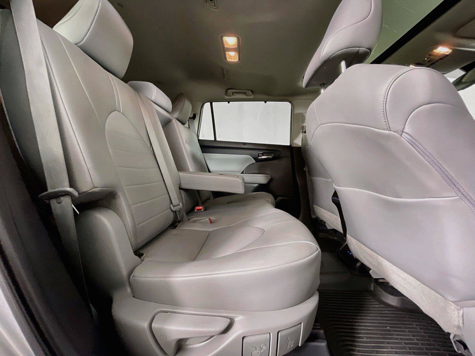 Used 2022 Toyota Highlander XLE AWD/4WD image 32