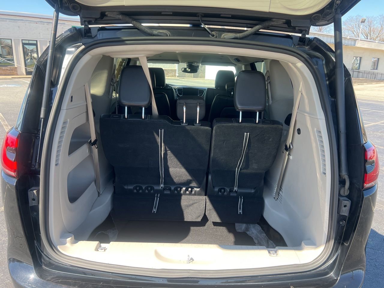 Used 2024 Chrysler Pacifica Touring-L image 14