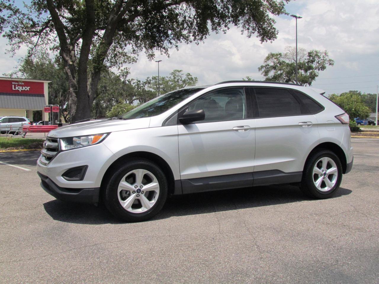 Used 2018 Ford Edge SE FWD image 4
