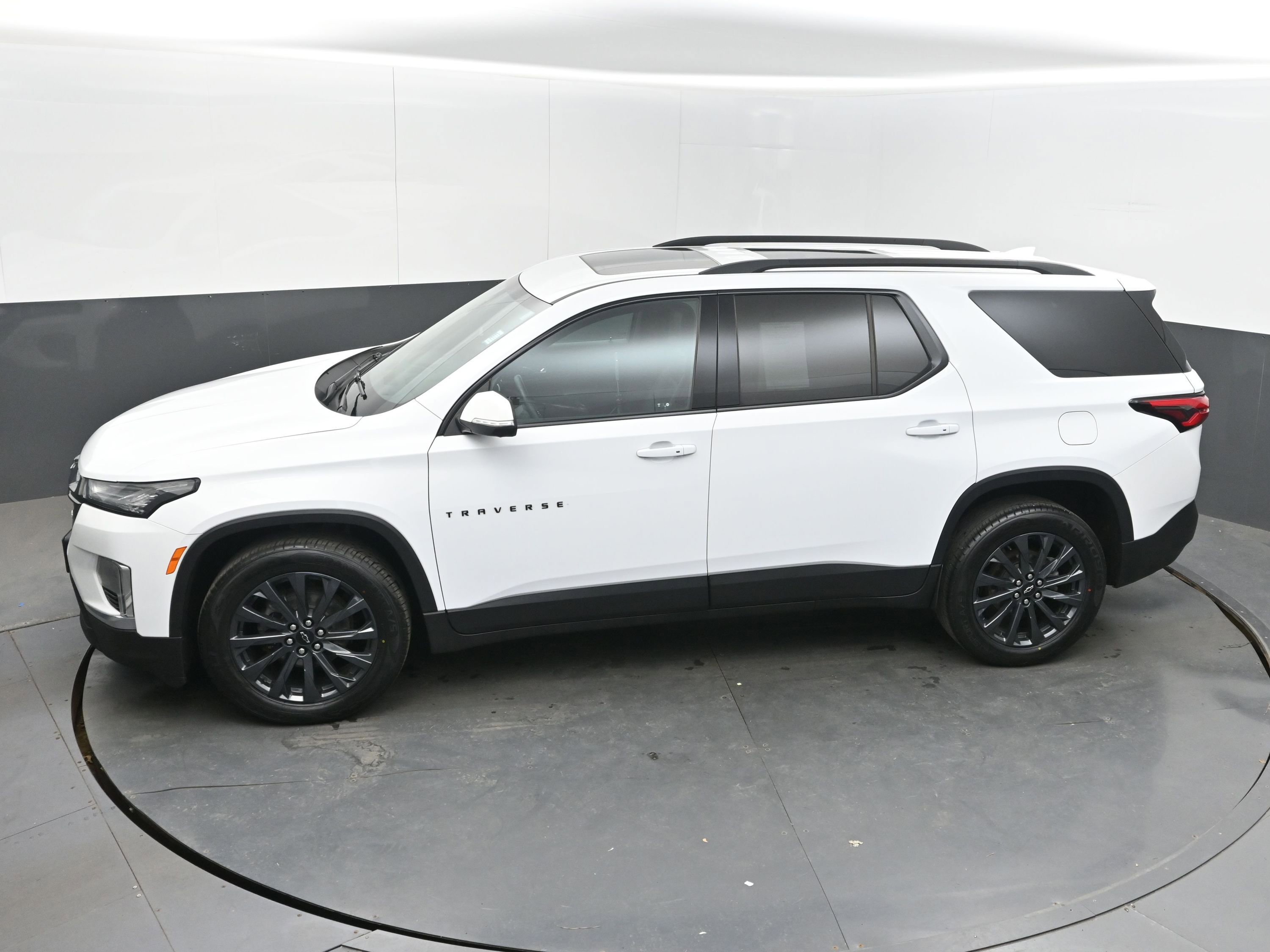 Used 2023 Chevrolet Traverse RS image 33