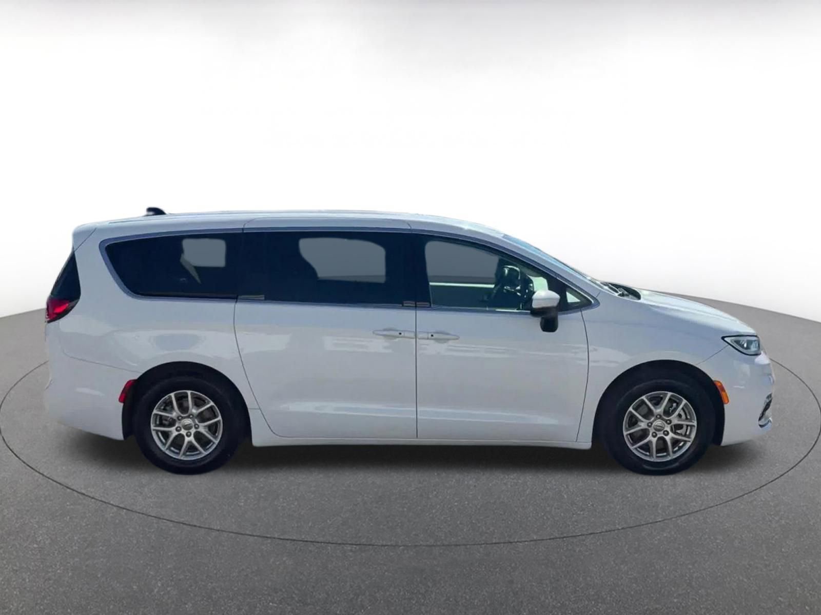 Used 2023 Chrysler Pacifica Touring-L image 16
