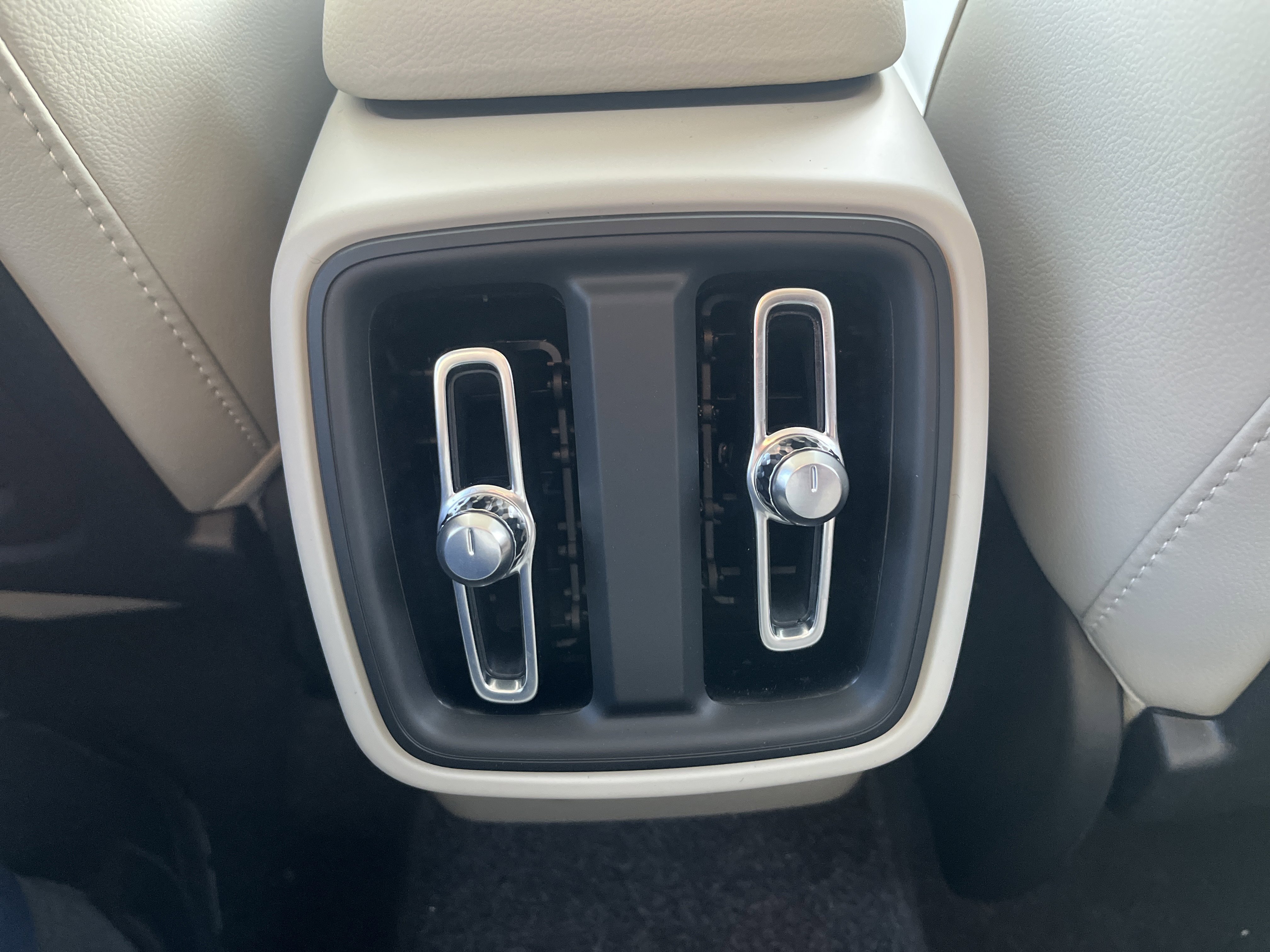 New 2026 Volvo XC40 B5 Ultra w/ Protection Package Premier image 12