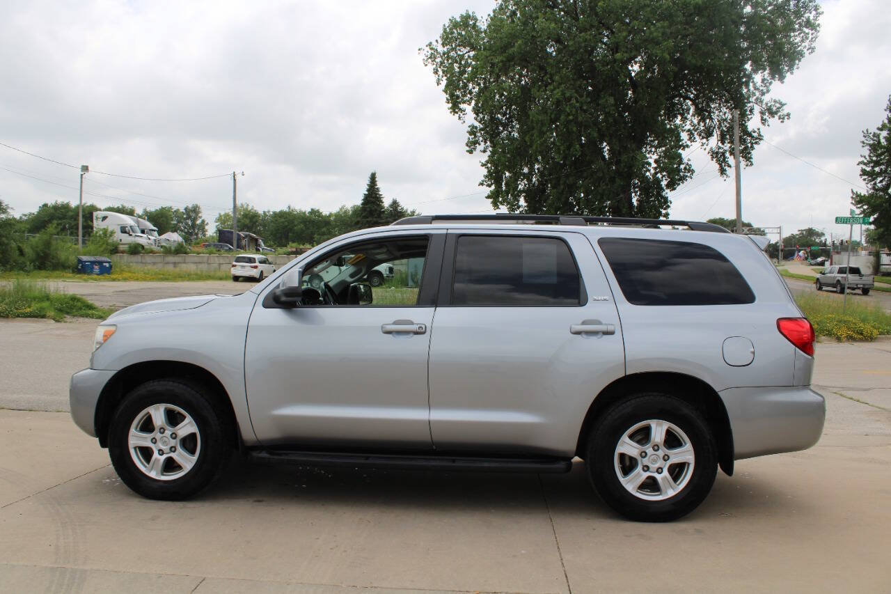 Used 2017 Toyota Sequoia SR5 AWD/4WD image 5