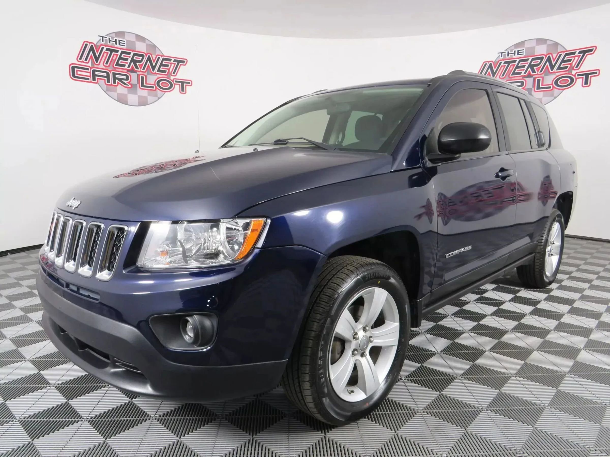 Used 2013 Jeep Compass Latitude w/ Sun/Sound Group FWD image 3