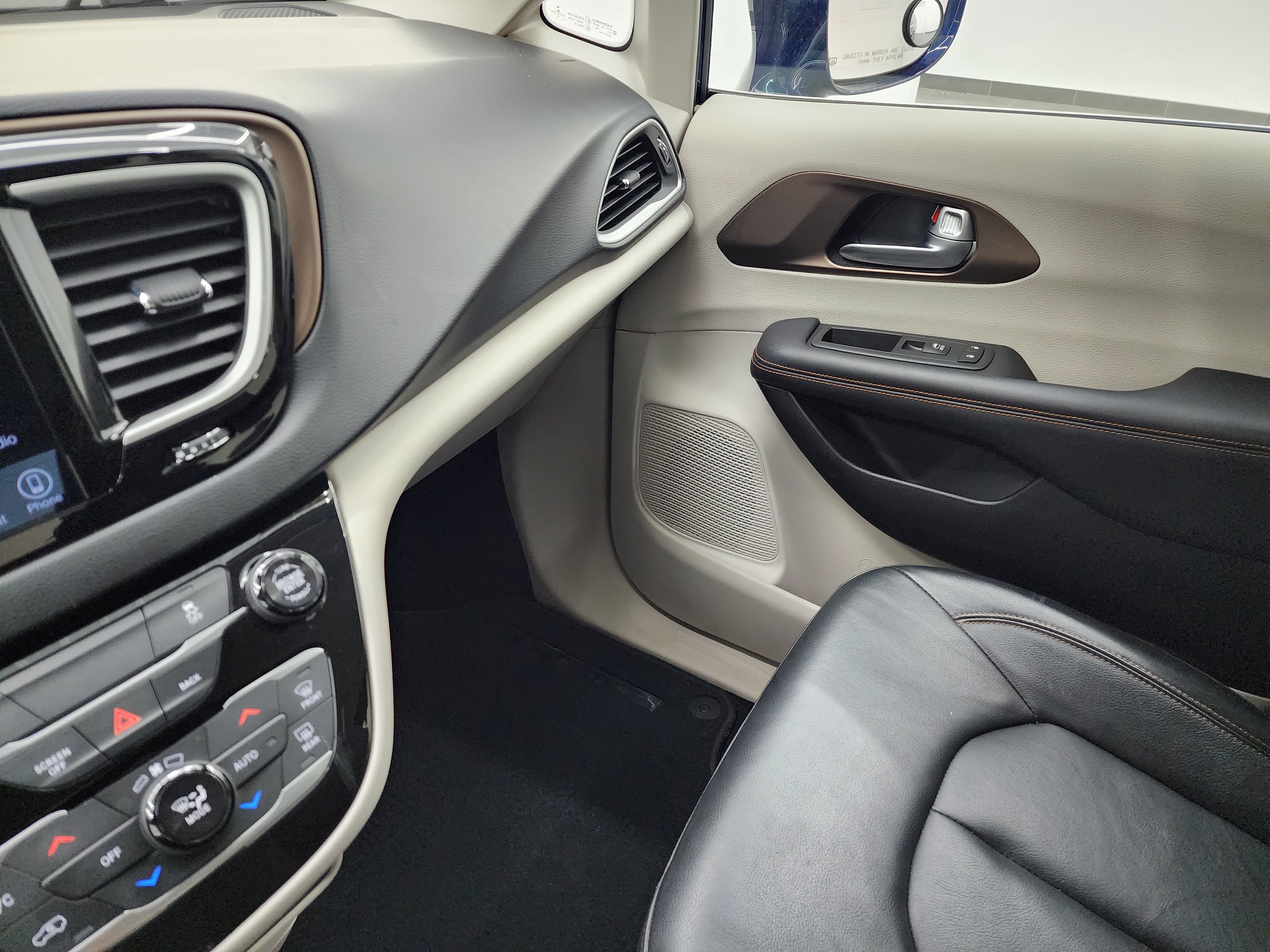Used 2017 Chrysler Pacifica Touring-L FWD image 13