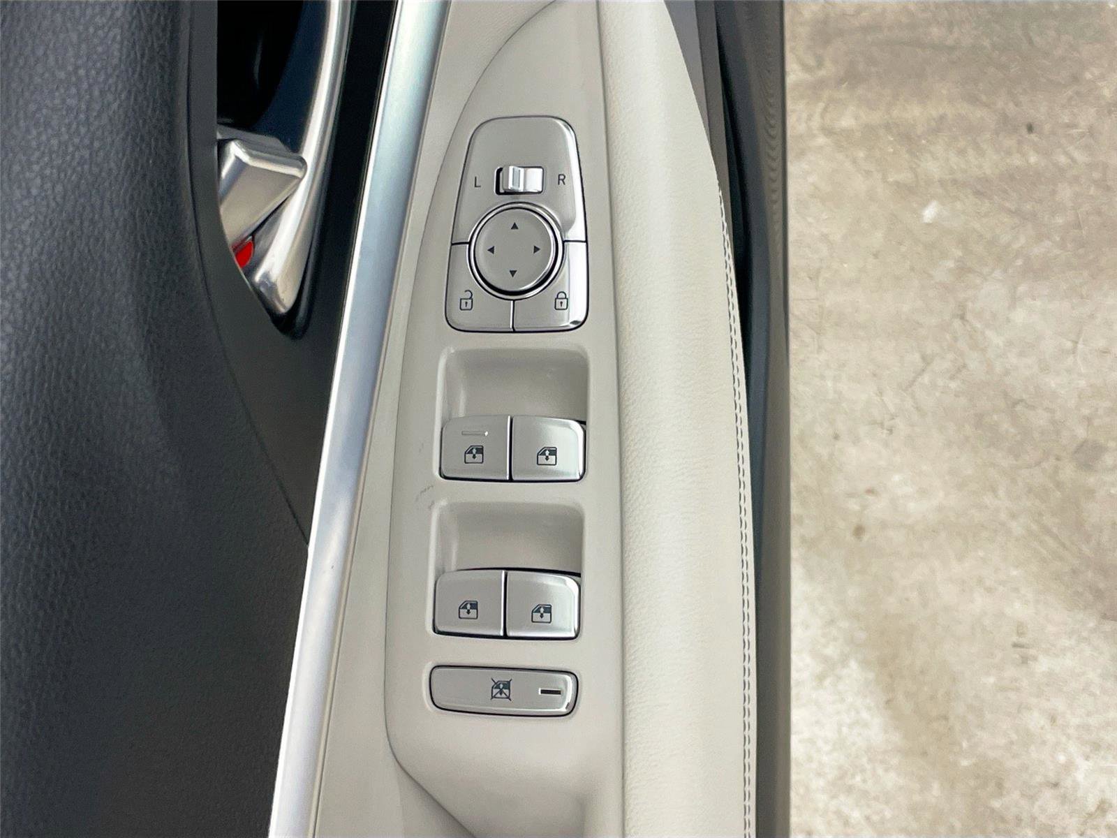 Used 2025 Genesis G70 2.5T image 19