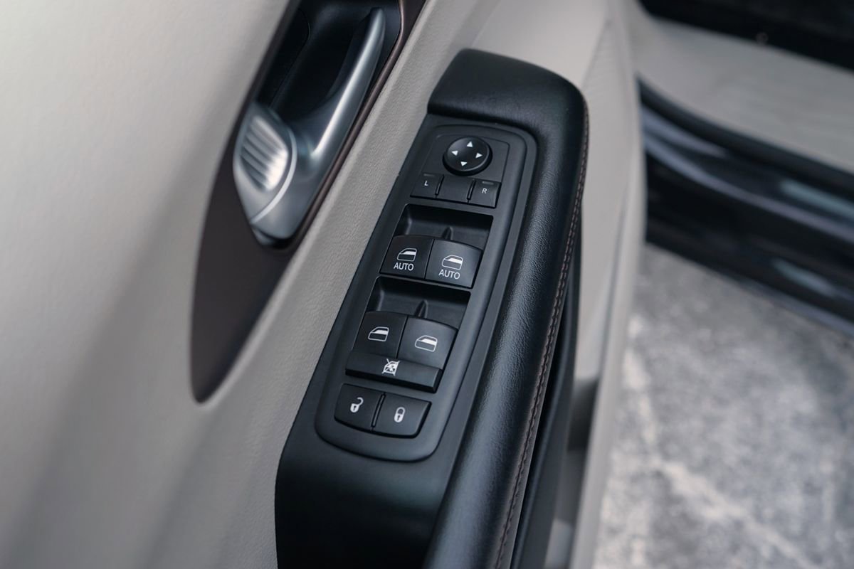 Used 2018 Chrysler Pacifica Touring-L FWD image 11