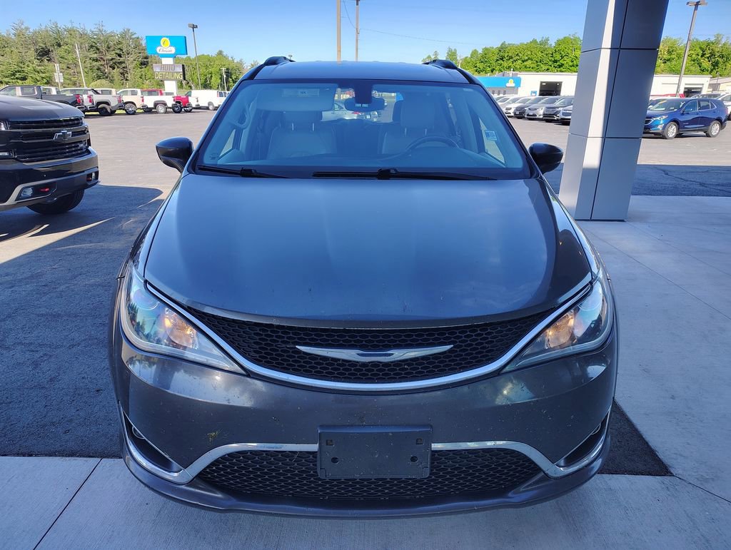 Used 2017 Chrysler Pacifica Touring-L FWD image 2