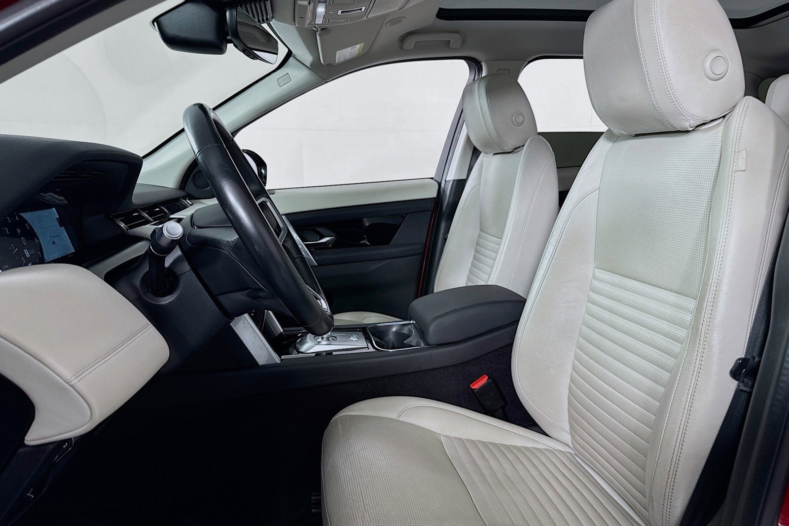 Used 2022 Land Rover Discovery Sport SE image 16