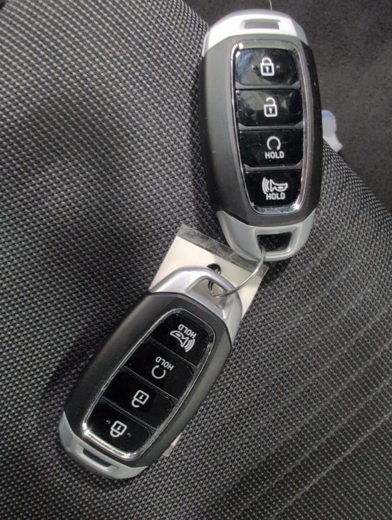 Used 2023 Hyundai Venue Limited image 30