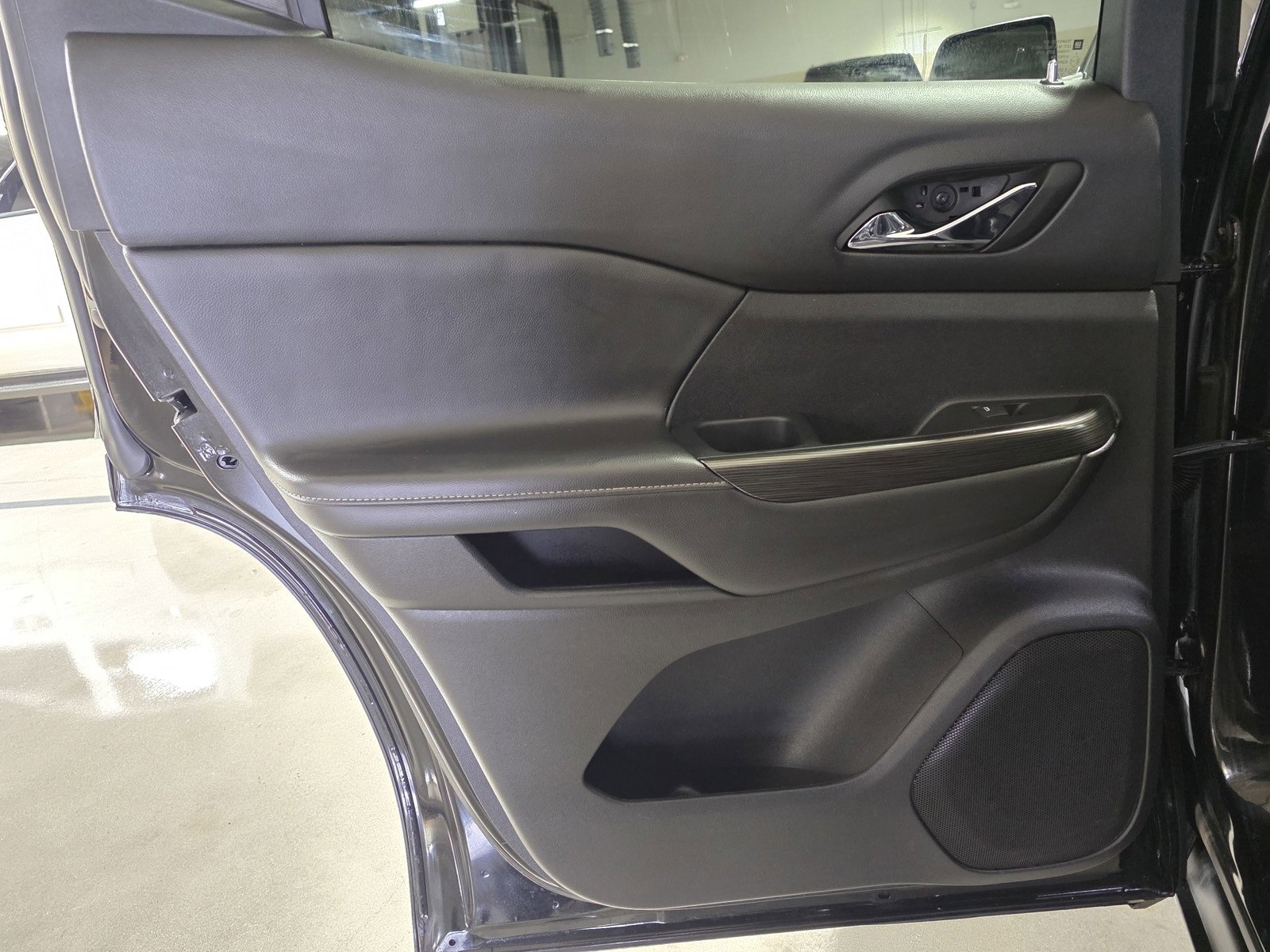 Used 2023 GMC Acadia SLT image 17