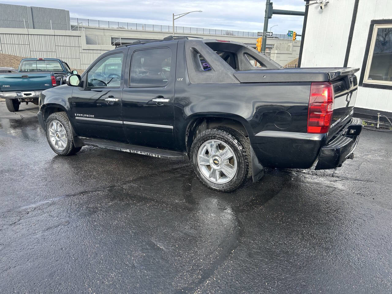Used 2009 Chevrolet Avalanche LTZ image 6