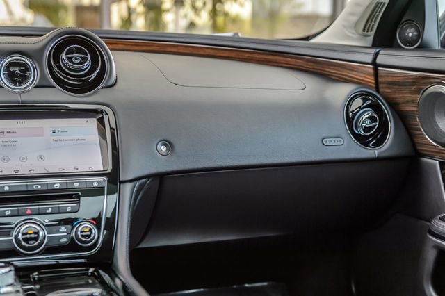 Used 2019 Jaguar XJ R-Sport image 33