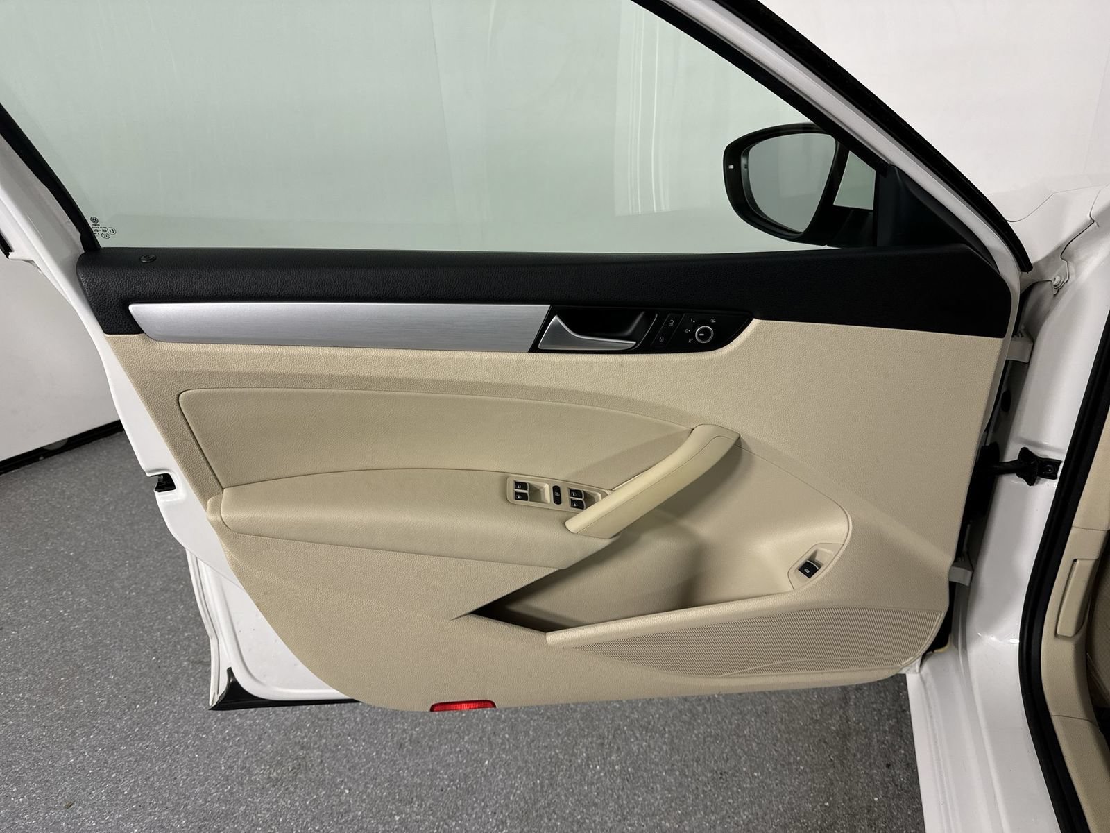 Used 2012 Volkswagen Passat TDI SE FWD image 19