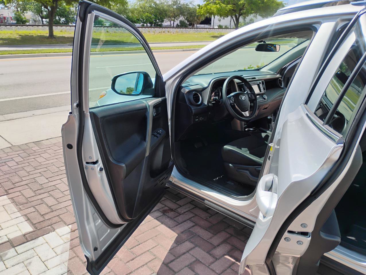 Used 2014 Toyota RAV4 XLE AWD/4WD image 6