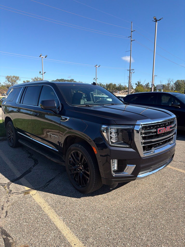 Used 2024 GMC Yukon XL SLT AWD/4WD image 3