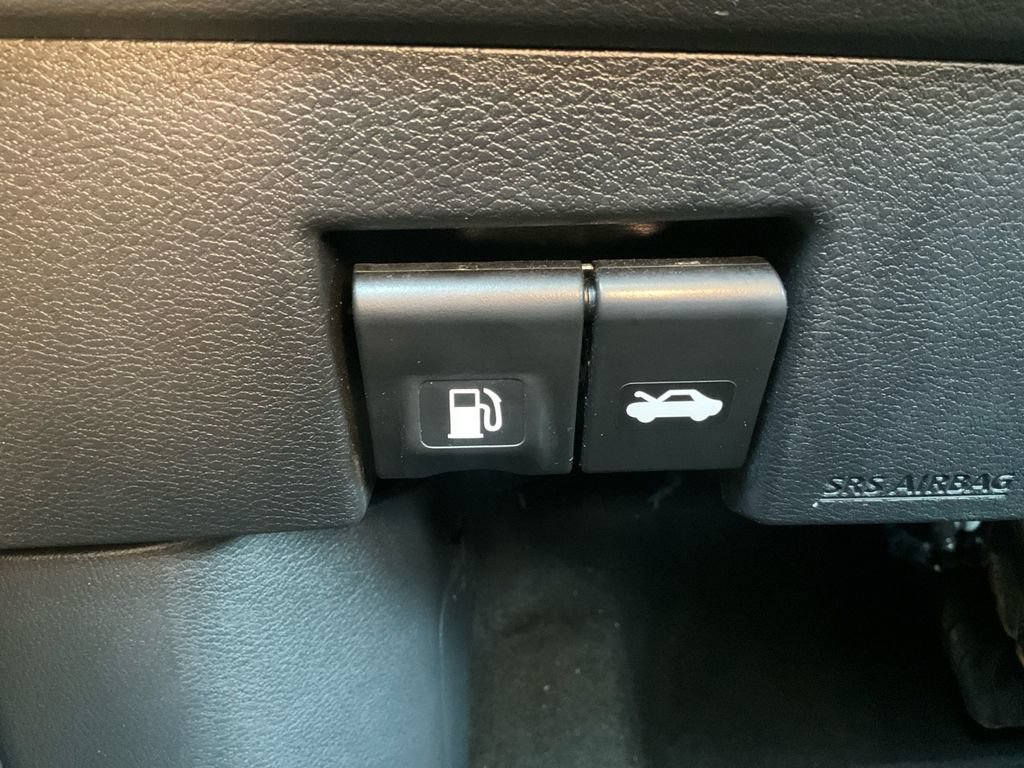 Used 2025 Nissan Versa SV FWD image 30