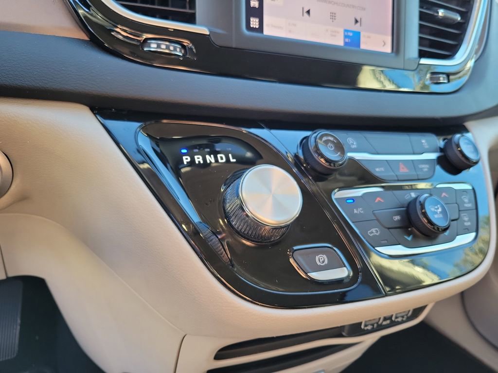 Used 2023 Chrysler Voyager LX image 25