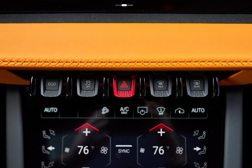 Used 2025 Lamborghini Urus SE image 70