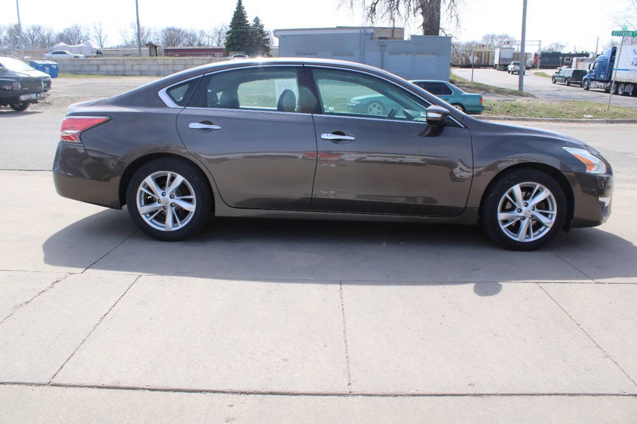 Used 2015 Nissan Altima 2.5 SL w/ Moonroof Package image 3