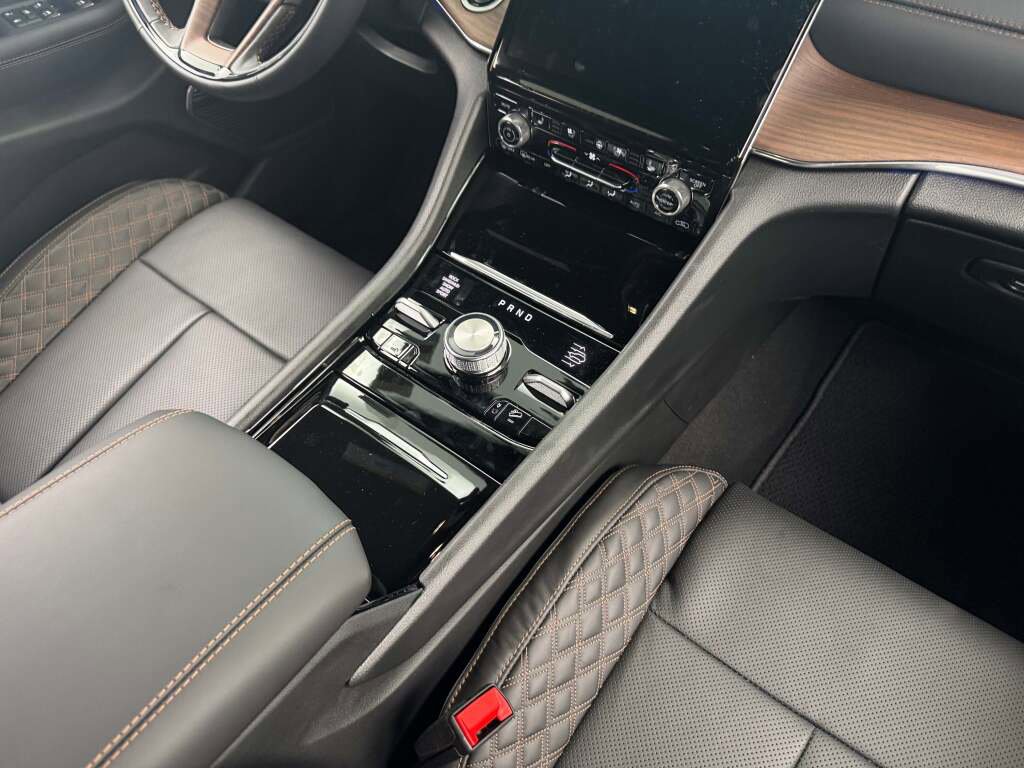 New 2025 Jeep Grand Cherokee L Summit w/ Luxury Tech Group V image 24