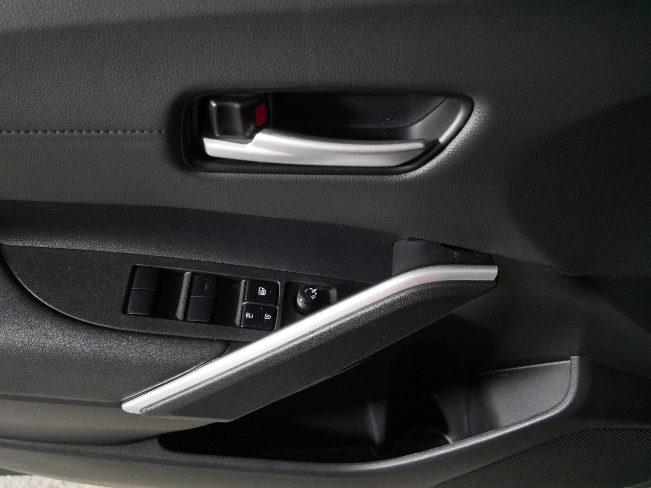 Used 2022 Toyota Corolla Cross XLE w/ Convenience Package image 19