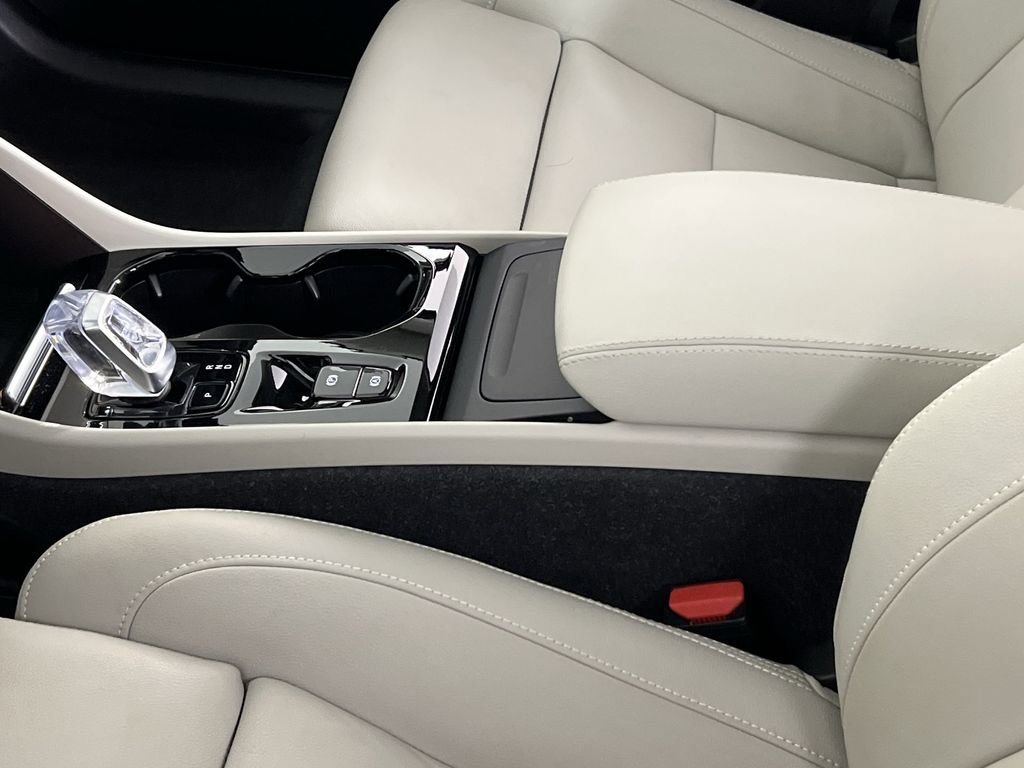 Certified 2024 Volvo XC40 B5 Plus image 22