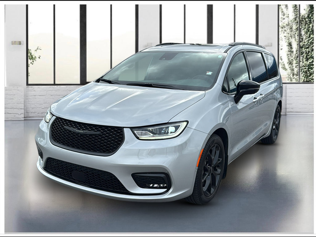 Used 2023 Chrysler Pacifica Limited w/ Uconnect Theater Family Group