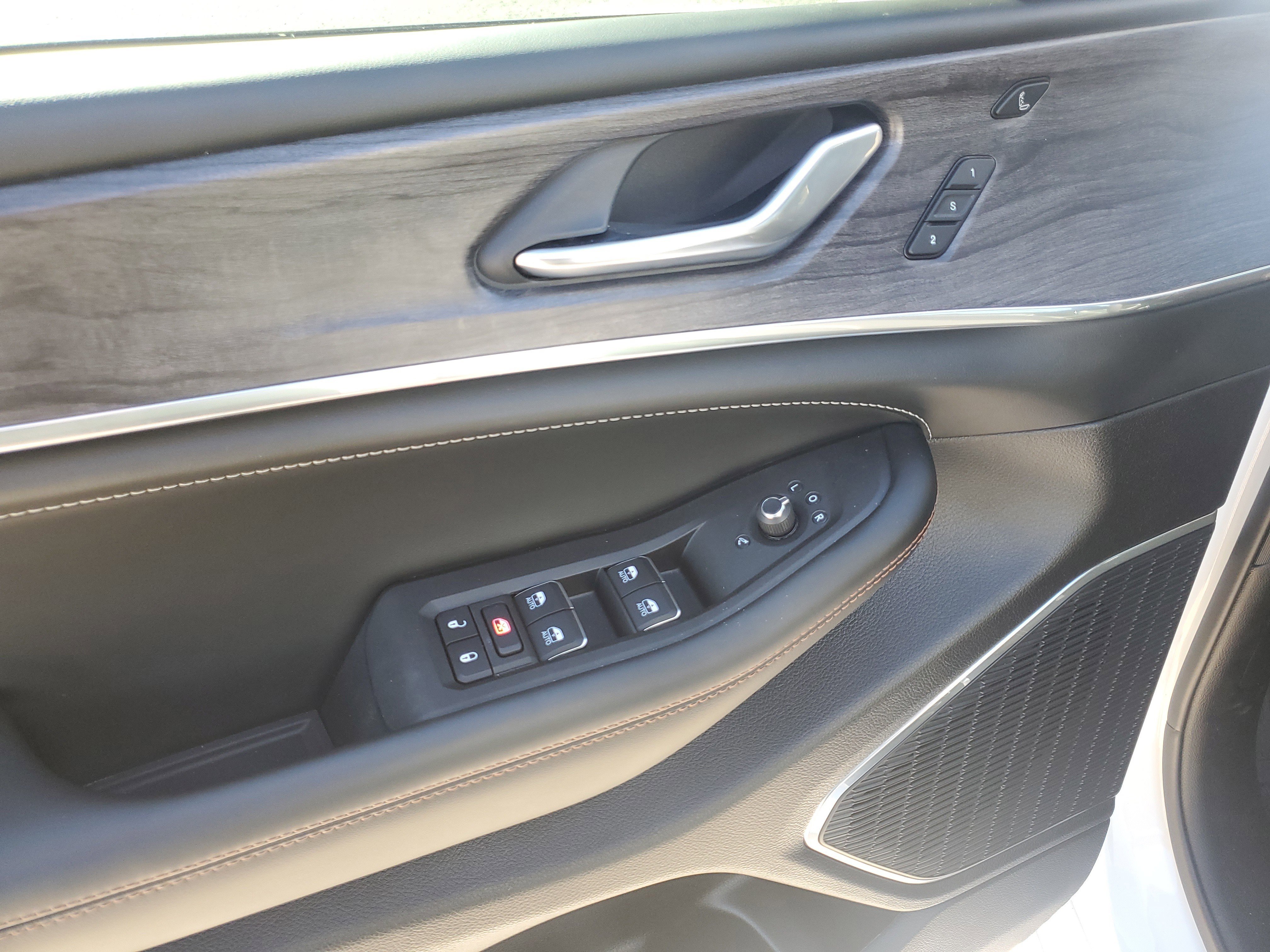 Used 2025 Jeep Grand Cherokee L Overland w/ Luxury Tech Group IV image 17